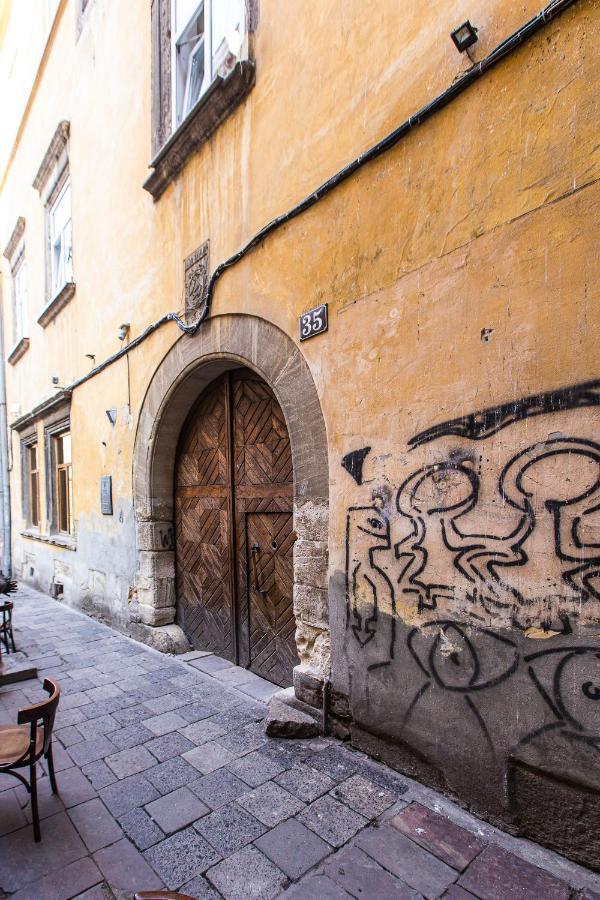 Біля Дзиги Сучасна Квартира На Вулиці Вірменській 35 Lviv Exterior foto